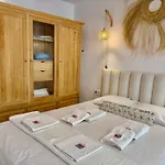 Апартаменты Boho With Rooftop Pool Торевьиа