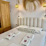 Boho With Rooftop Pool Апартаменты *